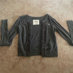 Girls grey Abercrombie cardigan with feminine details in button. EUC!